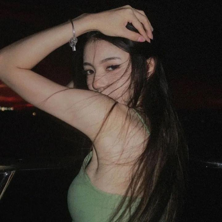 庭院里的女人